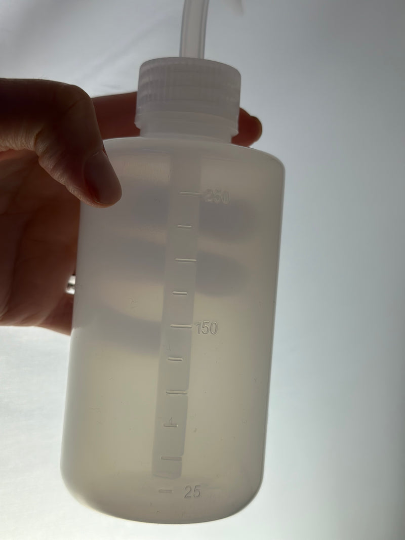 Bottiglia da 250 ml in plastica bianca trasparente con imboccatura stretta, ideali per diluire con l’utilizzo d’acqua e green soap.