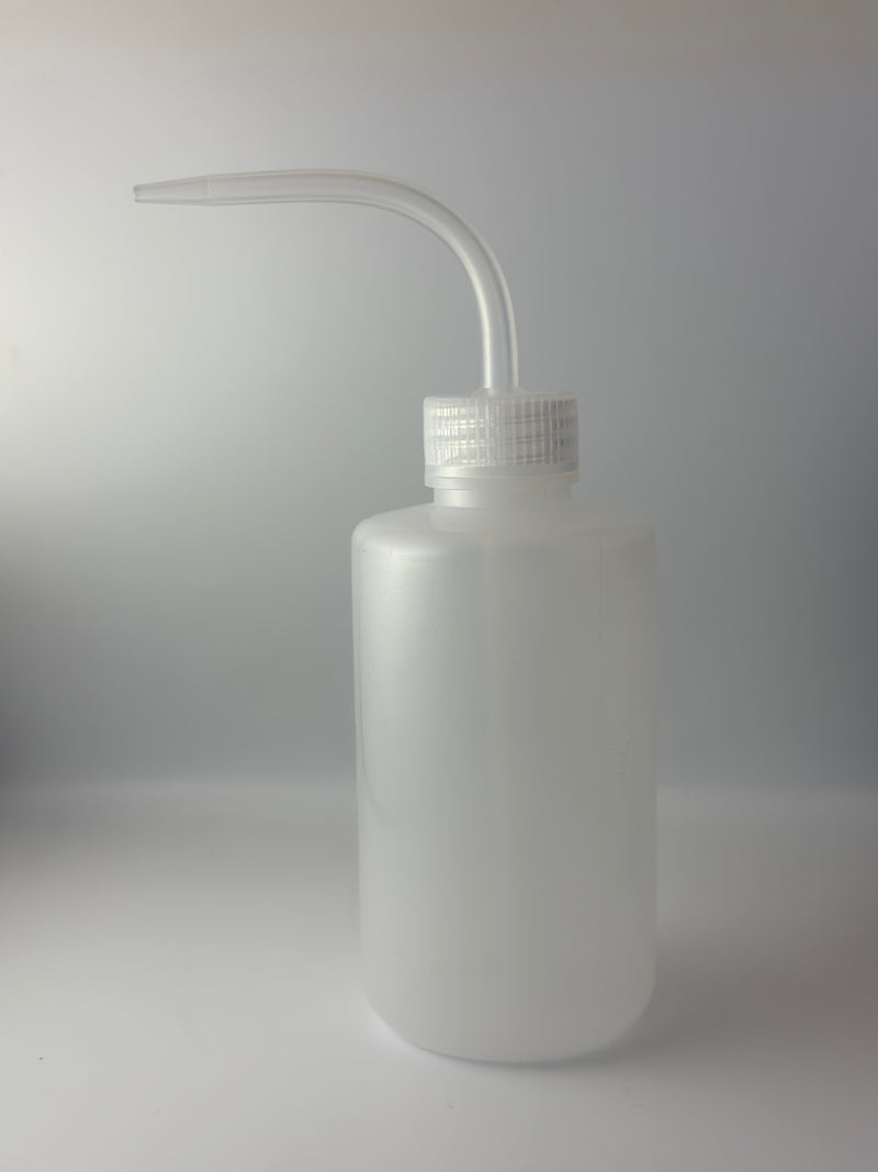 Bottiglia da 250 ml in plastica bianca trasparente con imboccatura stretta, ideali per diluire con l’utilizzo d’acqua e green soap.